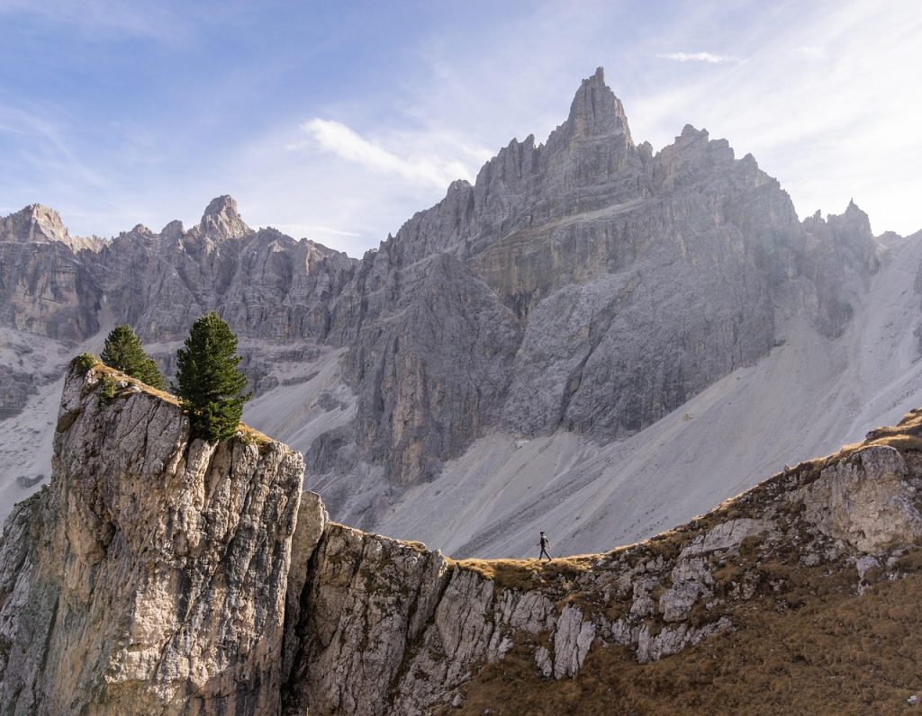 découvrez l'impact de la solitude sur notre bien-être et nos relations. explorez des stratégies pour surmonter la solitude et renforcer les connexions humaines, tout en comprenant les différentes dimensions de cet état émotionnel.